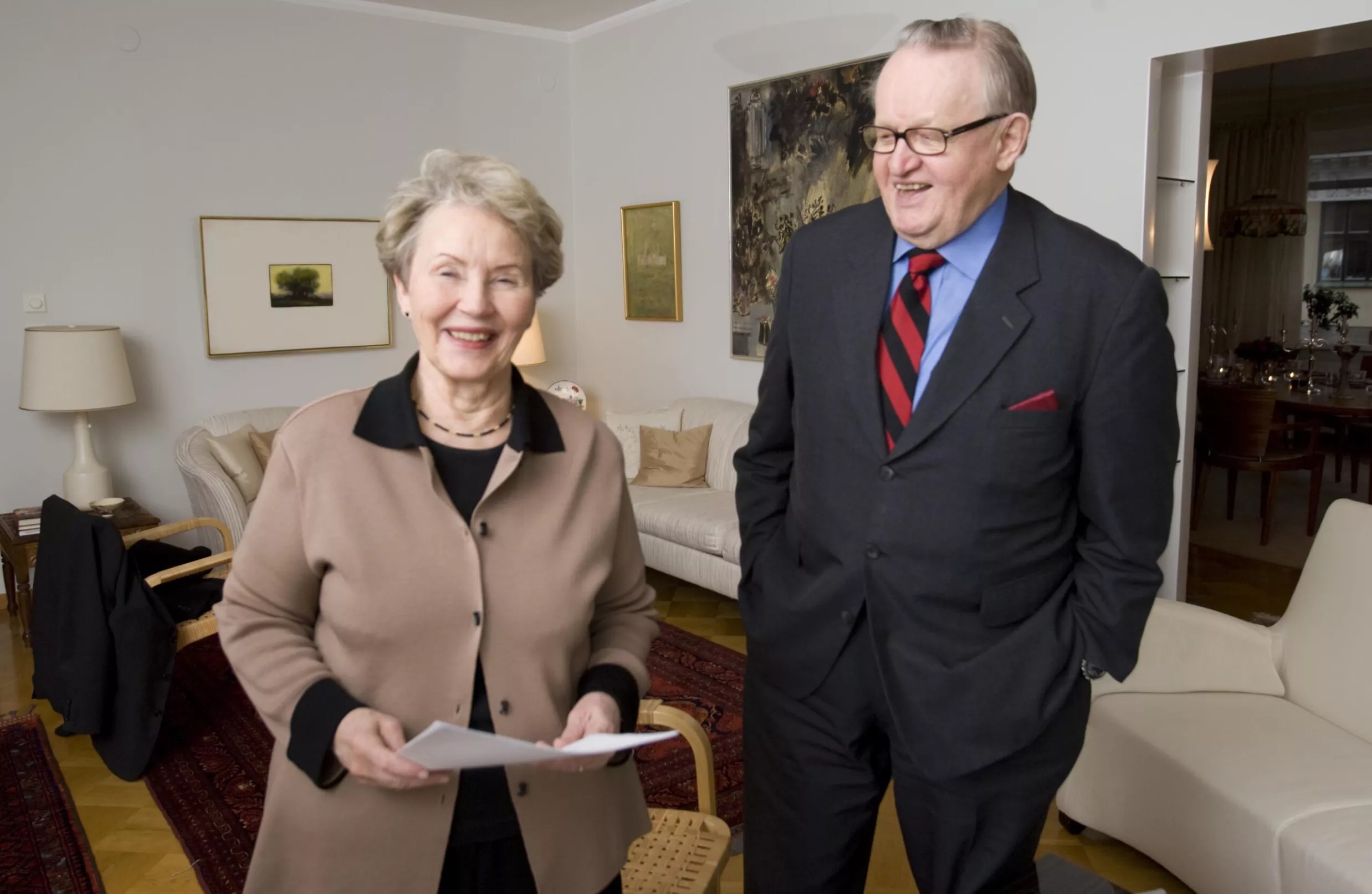 Rauhan Nobel-palkinnon saanut Martti Ahtisaari kotonaan Töölössä Eeva-puolisonsa kanssa joulukuussa 2008.