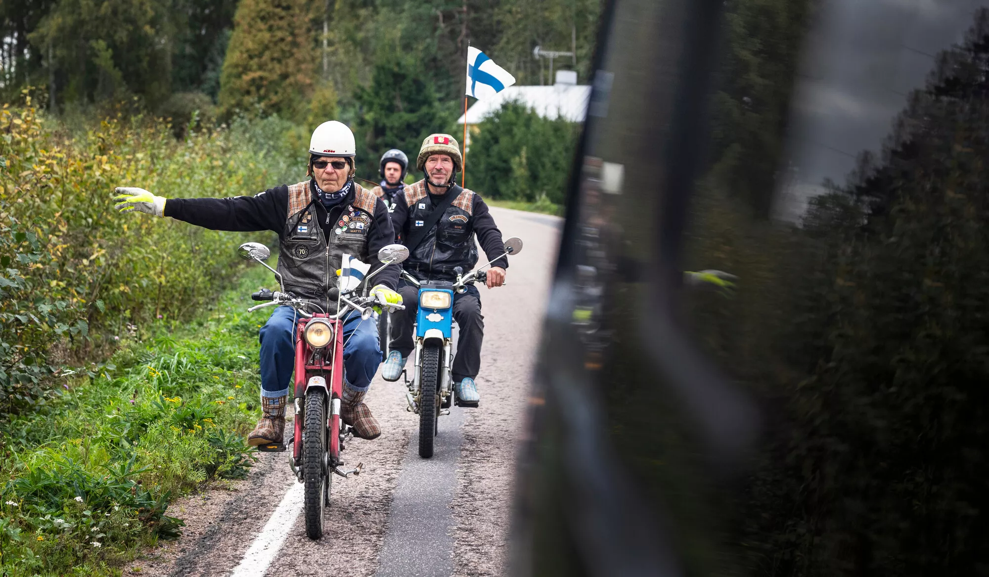Matti Ihalainen (edessä), Seppo Rintelä ja Jarmo Peltola kuuluvat mopokerho El Reinosiin. He ajoivat heinäkuussa pappatuntureillaan Nato-rajalle.