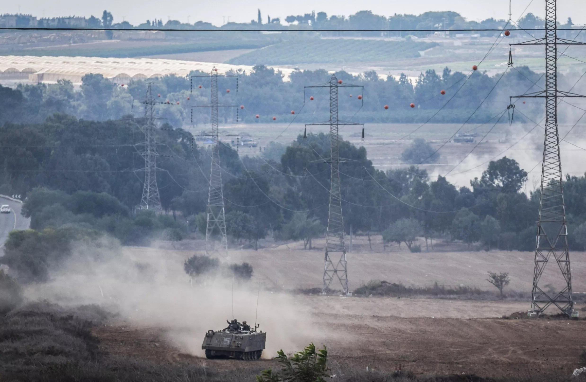 Israelin sotilaat ajavat Gazan ja Israelin raja-alueella lokakuun 16. päivänä.