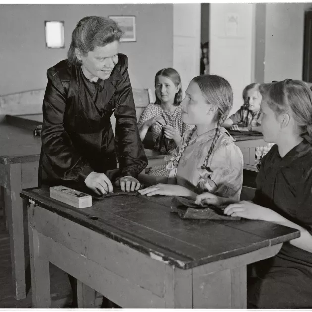 Äänislinnan yhteislyseon oppilaita käsityötunnilla keväällä 1944.