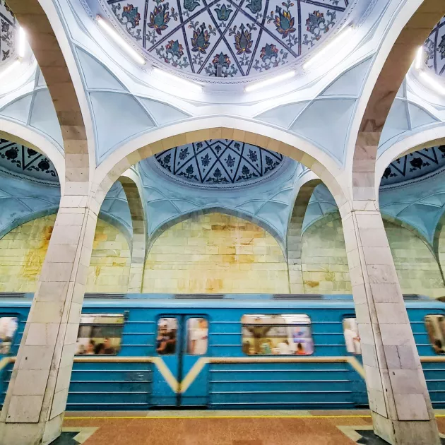 Timuridien dynastian aikaisen runoilijan Ali-Shir Nava’in mukaan nimetty Alisher Navoiyn metroasema on Taškentin kauneimpia.