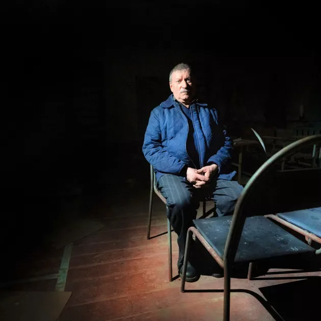 Ivan Polhui istuu tuolilla, jolla joutui kyyhöttämään lähes kuukauden. ”Sodan alussa emme olleet valmiita. Kiitos Euroopan aseavun, nyt voimme taistella vastaan.”