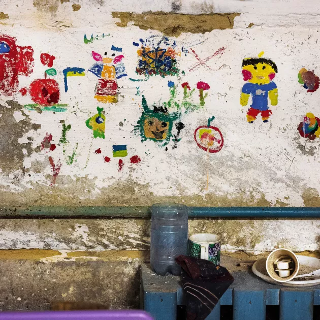 Lapsille löydettiin liituja, joilla he piirsivät seiniin. Se vei ajatukset hetkeksi pois peloista.