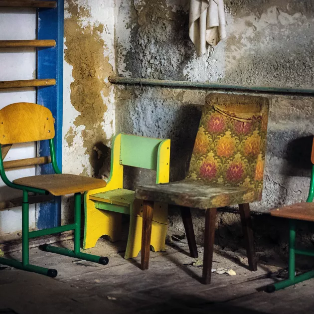 Koulun kellariin oli varastoitu käytöstä poistettuja ja rikkinäisiä huonekaluja. Kyläläiset joutuivat viettämään lähes kuukauden istuen niillä tai lattialla.