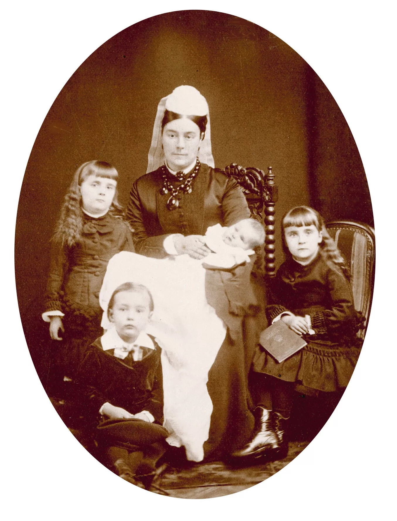 Vasta leskeytynyt Constance Borgström lapsineen vuonna 1876. Perheen kuopus, Aline, syntyi kolme kuukautta isänsä kuoleman jälkeen.