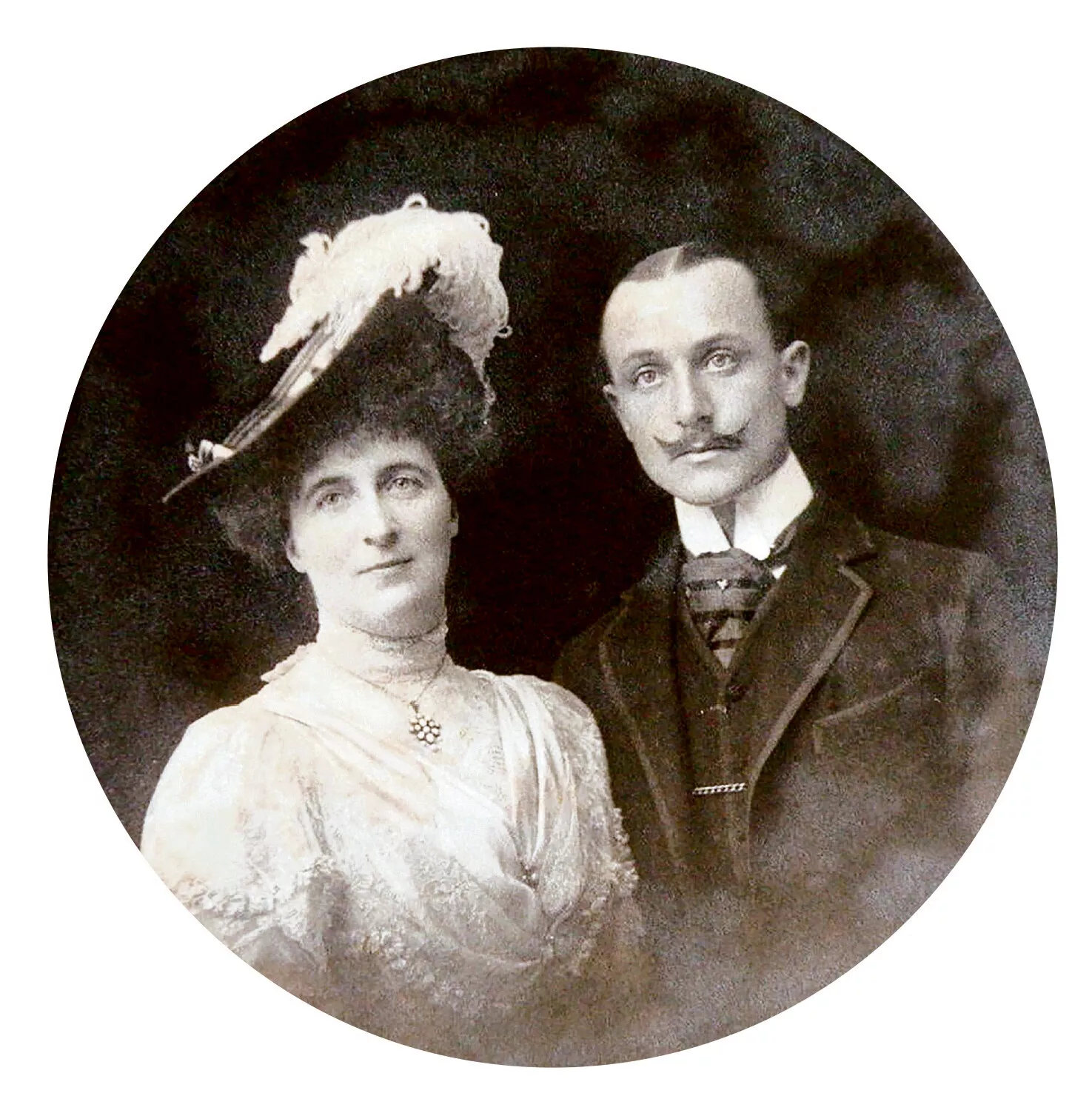 Tuore aviopari Sylvia ja Herbert McDougall vuonna 1906.