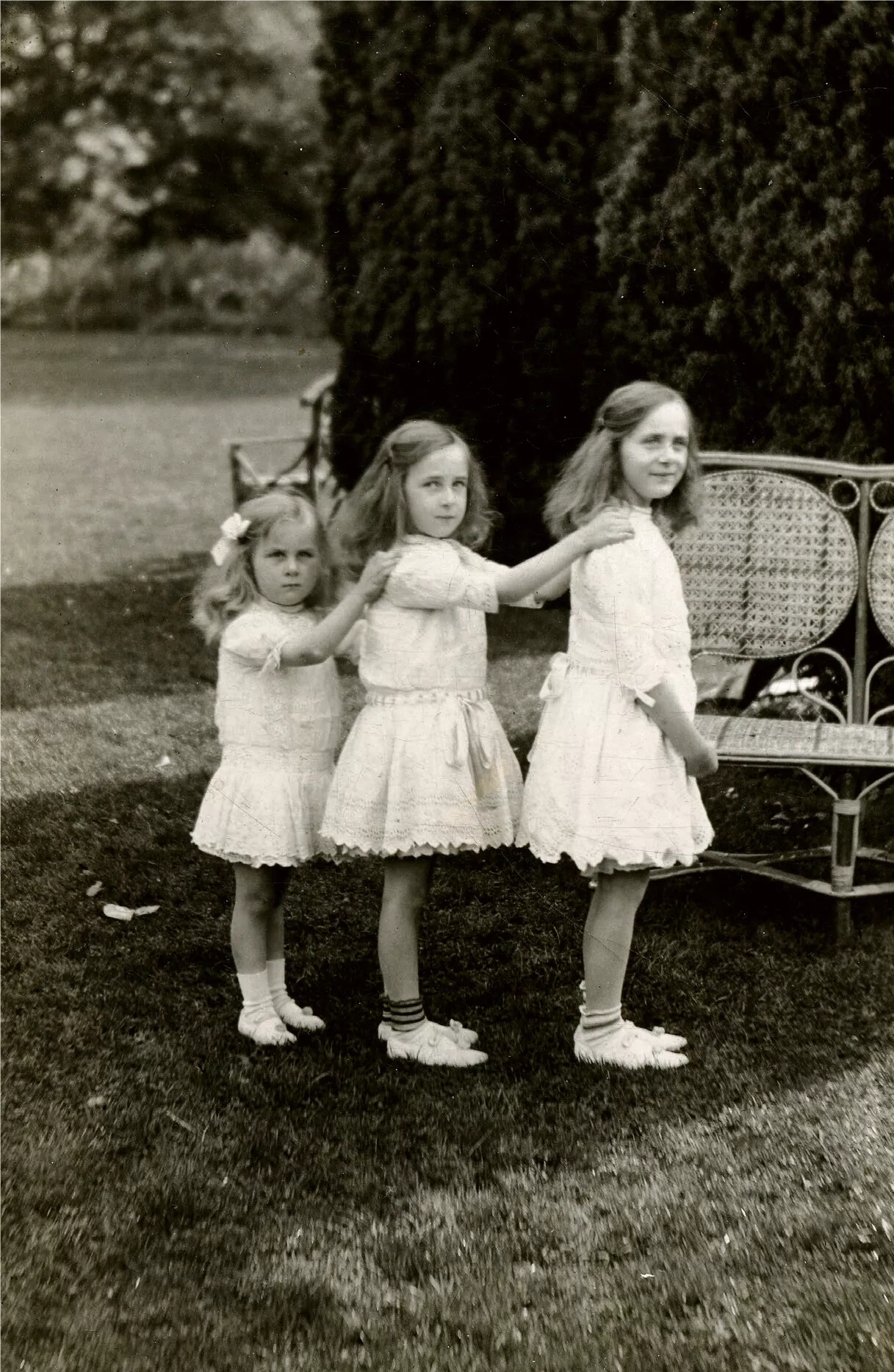 Sylvian suloiset tyttäret Flora, Pamela ja Nadine poseeraavat Provenderin puistossa otetussa valokuvassa.