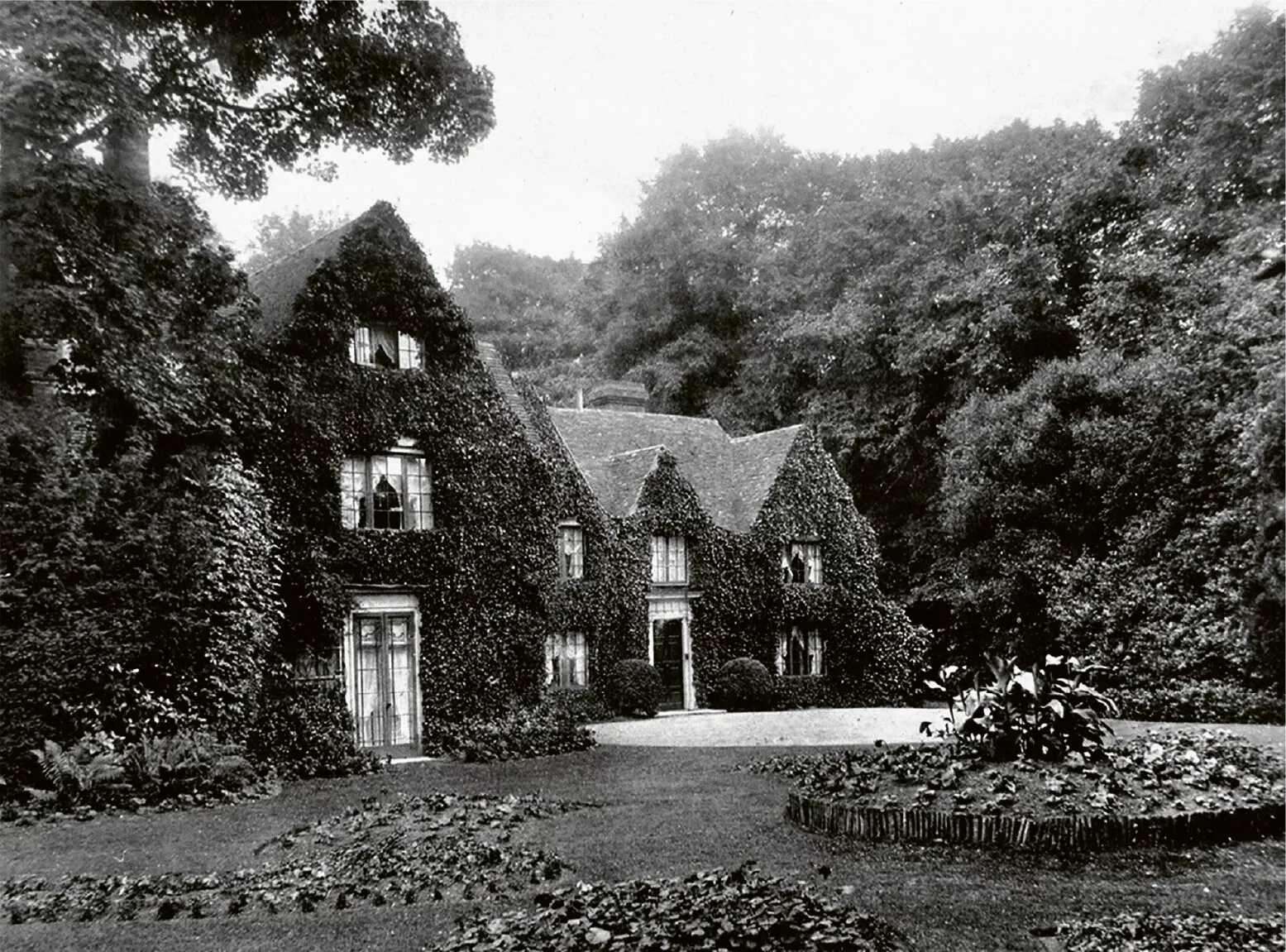 Kentin kreivikunnassa Nortonin kylässä sijaitseva Provenderin kartano huokuu englantilaista maalaisromantiikkaa. Vuonna 1912 Sylvia alkoi emännöidä äitinsä aikoinaan hankkimaa taloa.