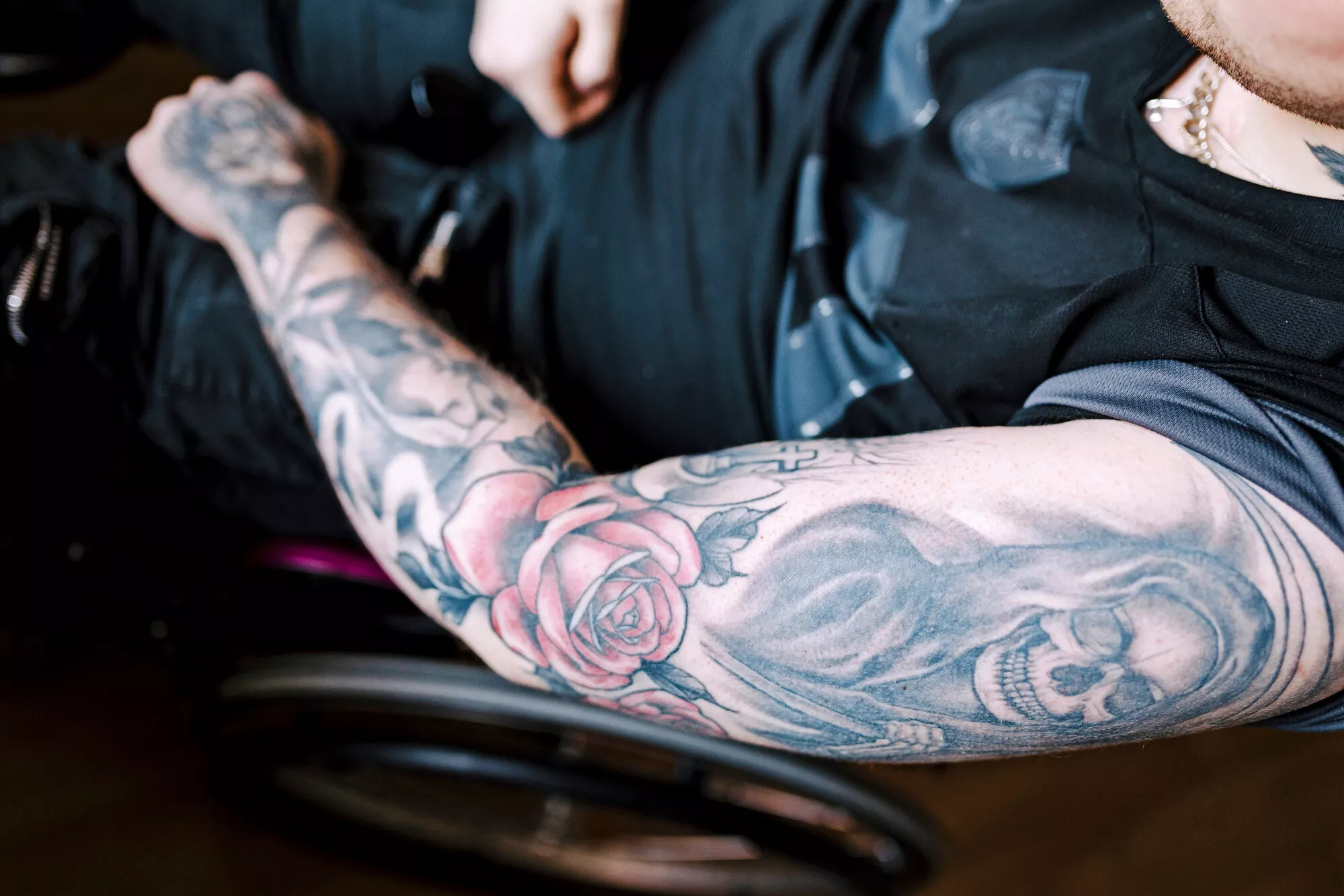 Huumeet vammauttivat Santun, jonka tatuoinnit kertovat hänen tarinaansa.