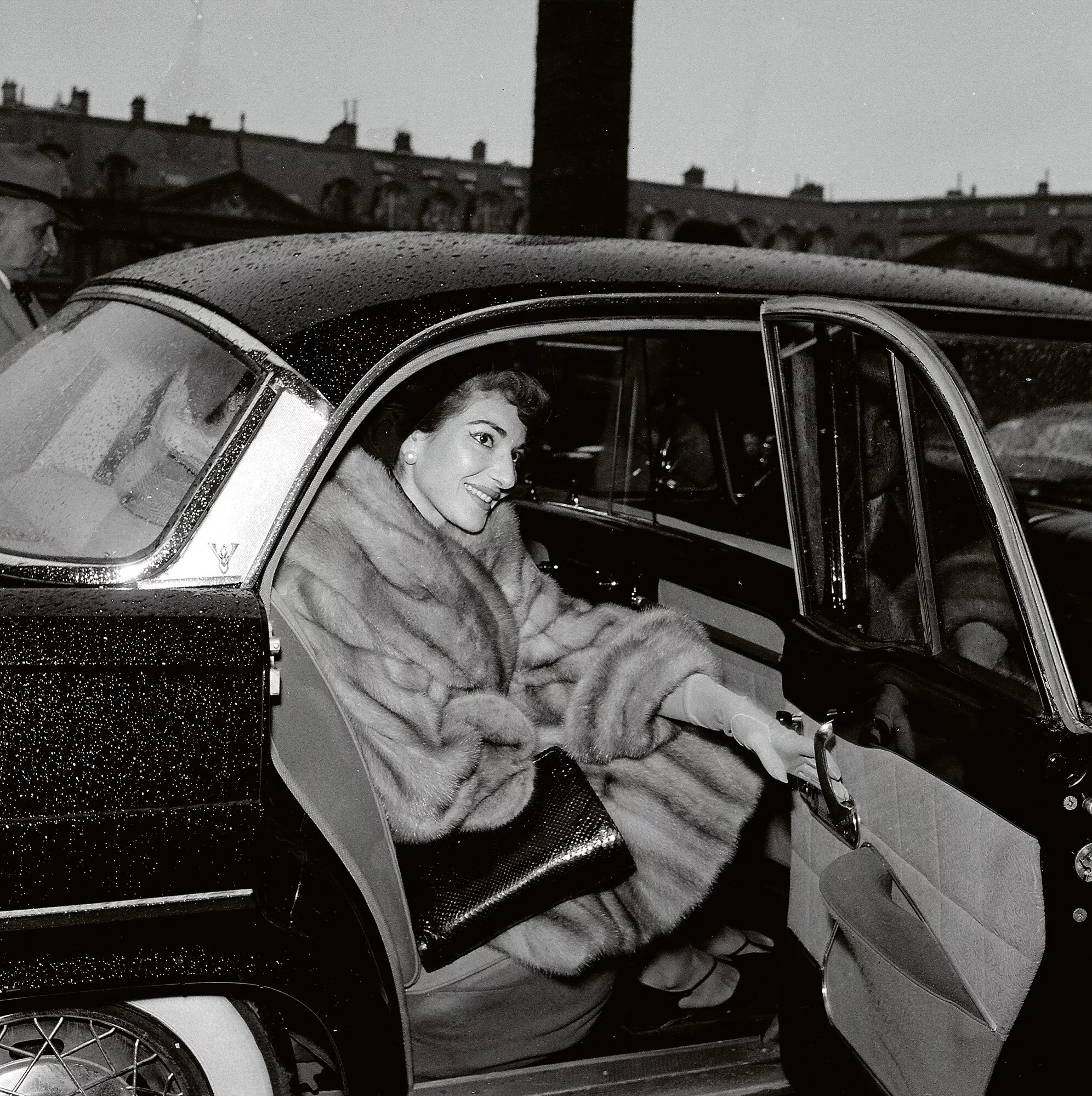 Maria Callas astumassa autosta Pariisin Ritz-hotellin ulkopuolella joulukuussa 1958.