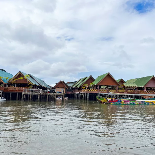 Läheisen Koh Panyeen saaren kalastajakylässä kannattaa pitää lounastauko venematkalla.