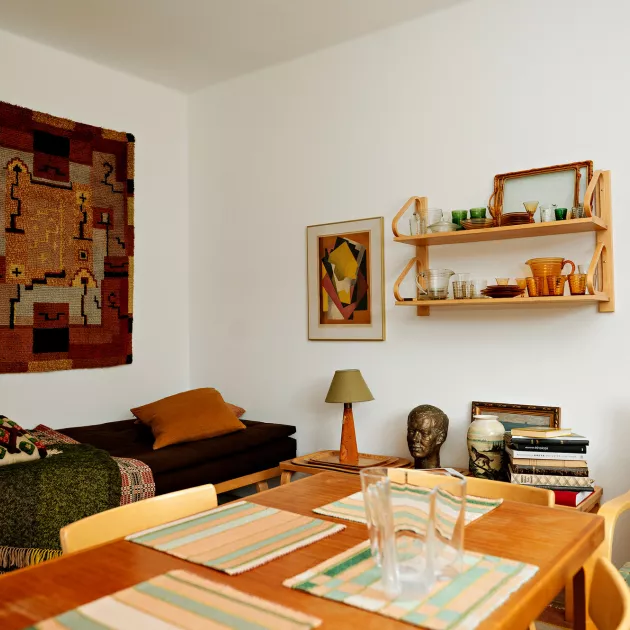 Jani Kylmänen on hankkinut asuntoonsa 1930–1950-lukujen taidetta ja koriste-esineitä.