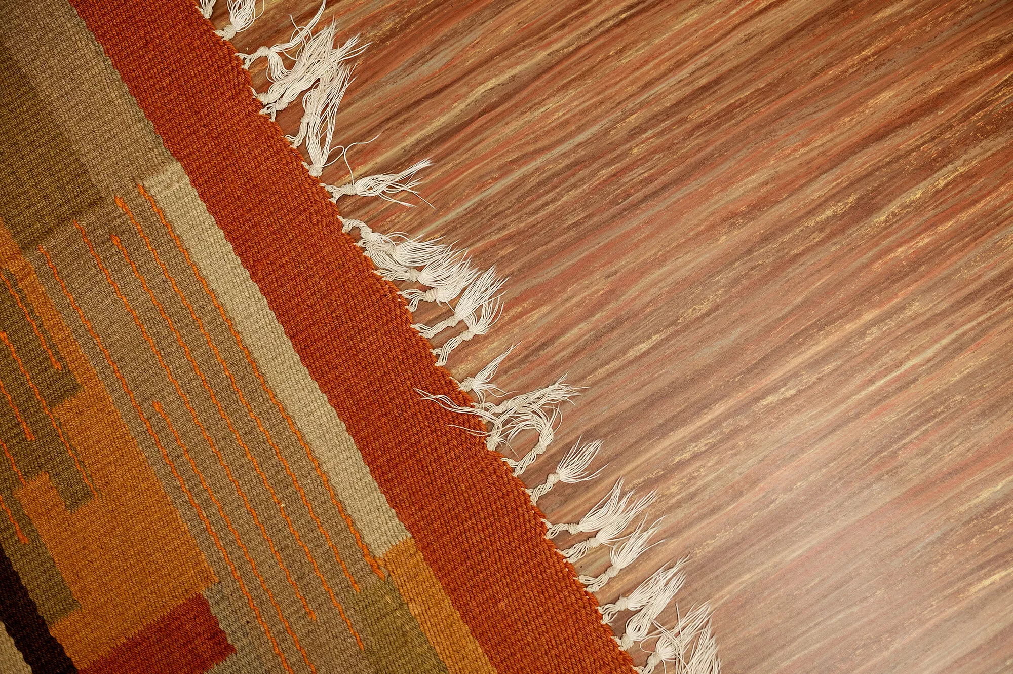 Maton väri on valittu lattian sävyyn sopivaksi.