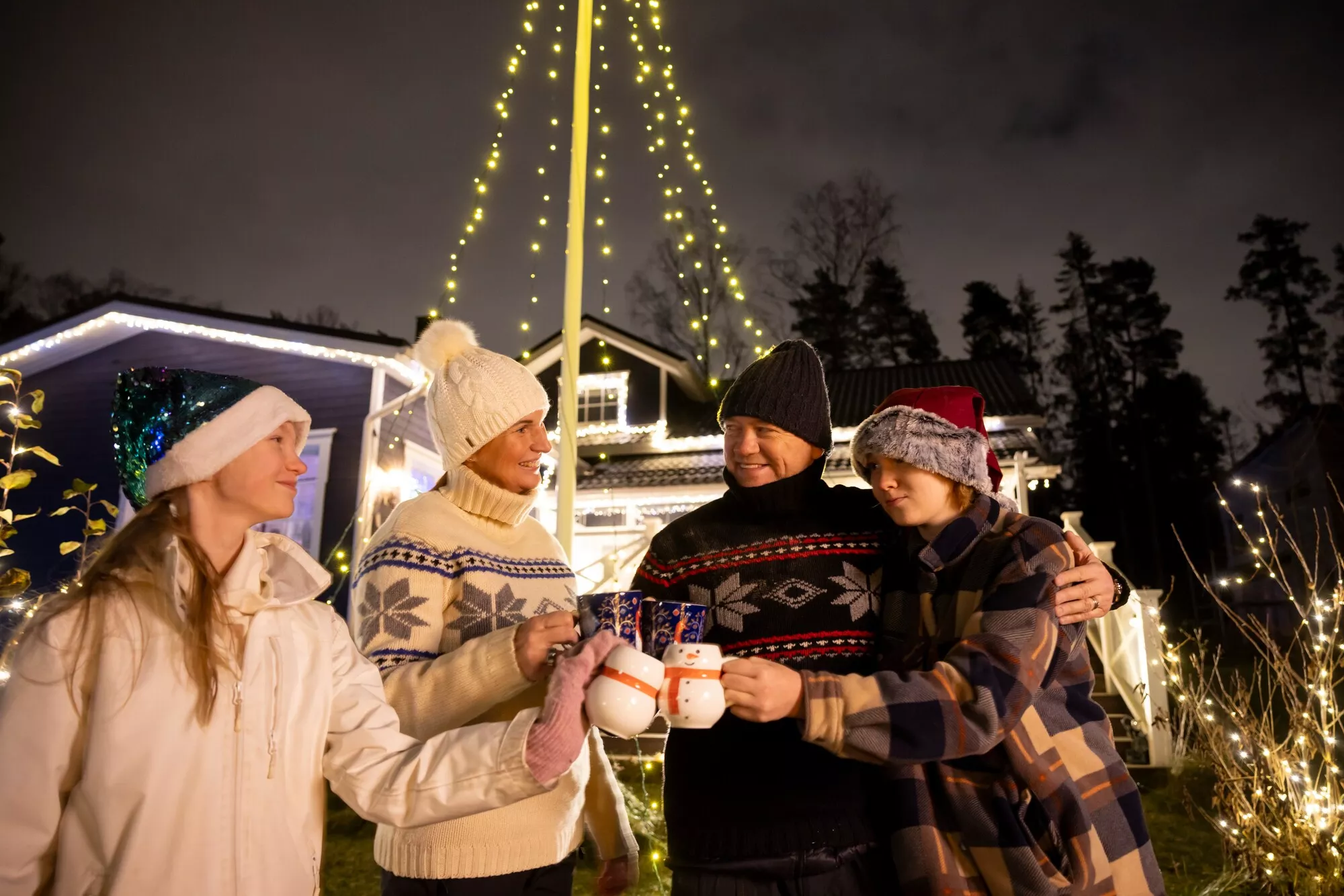 Julia, Sonja, Ari ja Johannes Etelävuori saavat pian pihalleen vieraita, joiden kanssa voi virittäytyä joulutunnelmaan.