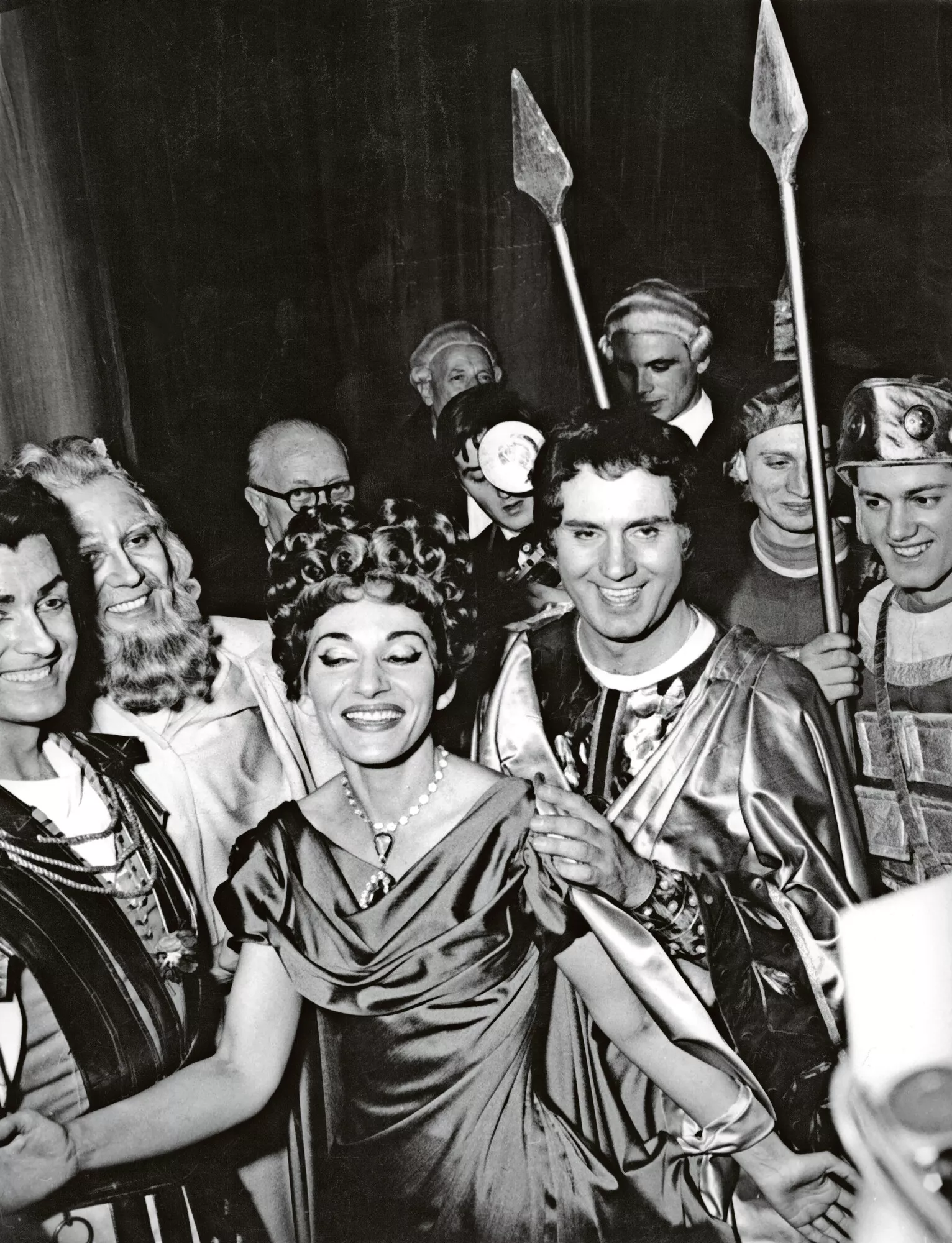 Hymyilevä Maria Callas voittoisan esityksen jälkeen Milanon La Scalassa joulukuussa 1960 hänen laulettuaan Paolinan roolin Gaetano Donizzettin oopperassa Poliuto. Callaksen vieressä baritoni Ettore Bastianini.