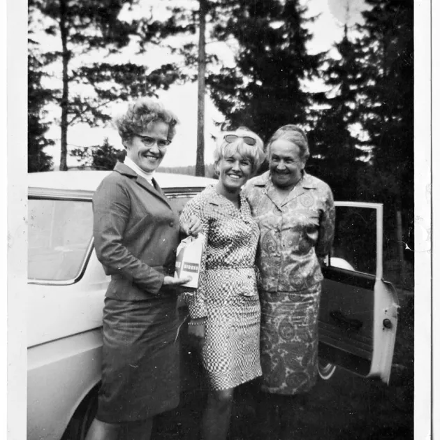 Marjatan ensimmäinen oma auto oli Datsun Bluebird. Menopeliä ihastelemassa myös Raija-sisko ja äiti Anna.