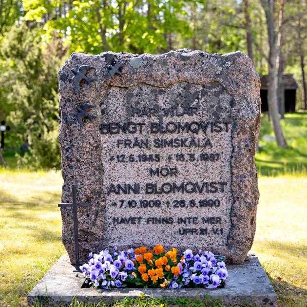 Annin ja Bengt-pojan hauta on Vårdön kirkon hautausmaalla.