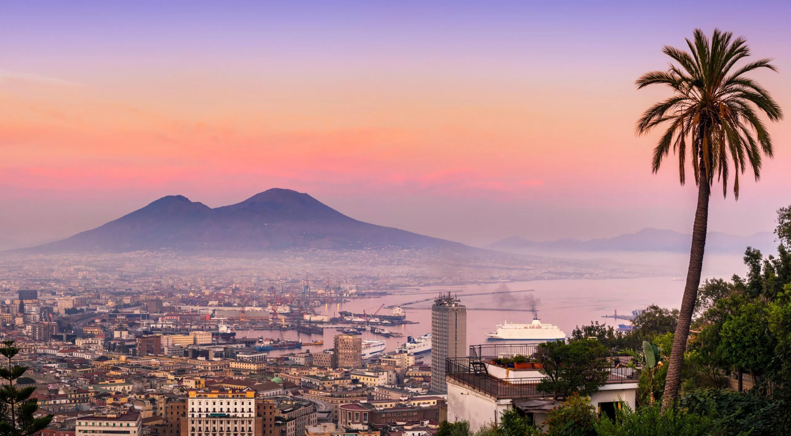 Vesuvius lumoaa Napolin kupeessa.