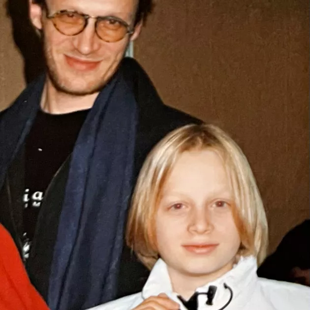 Antti ja kymmenvuotias Jaakko Espoon Musiikkiopiston konsertissa. Jaakon pääinstrumentti oli piano.