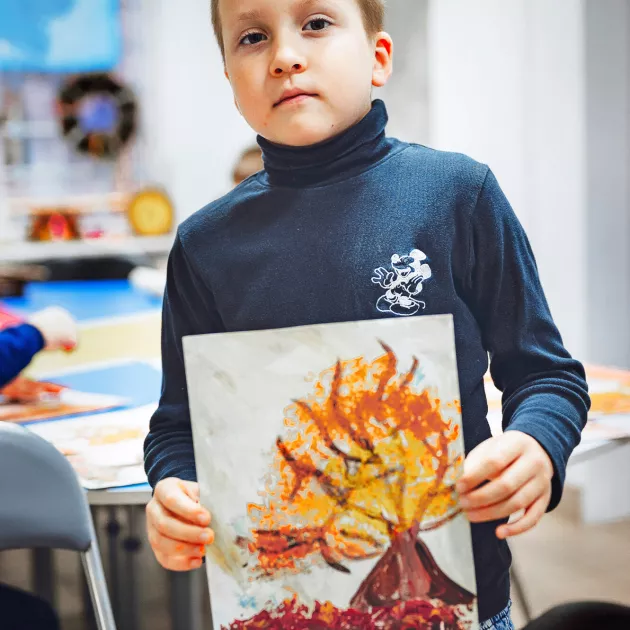 Artur, 7, näytti maalaustaan, mutta ei halunnut jutella. Psykologi näki hänen puunsa rungon kuitenkin ilmentävän sisäistä voimaa.