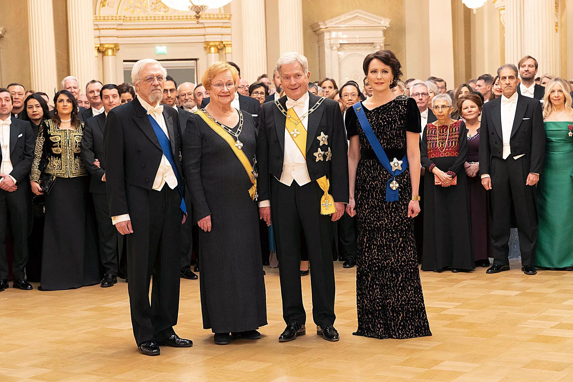Tohtori Pentti Arajärvi ja presidentti Tarja Halonen saapuivat presidentti Sauli Niinistön ja tohtori Jenni Haukion viimeistä kertaa isännöimille Linnan juhlille. Ensi vuonna vieraat ottaa vastaan uusi presidenttipari.