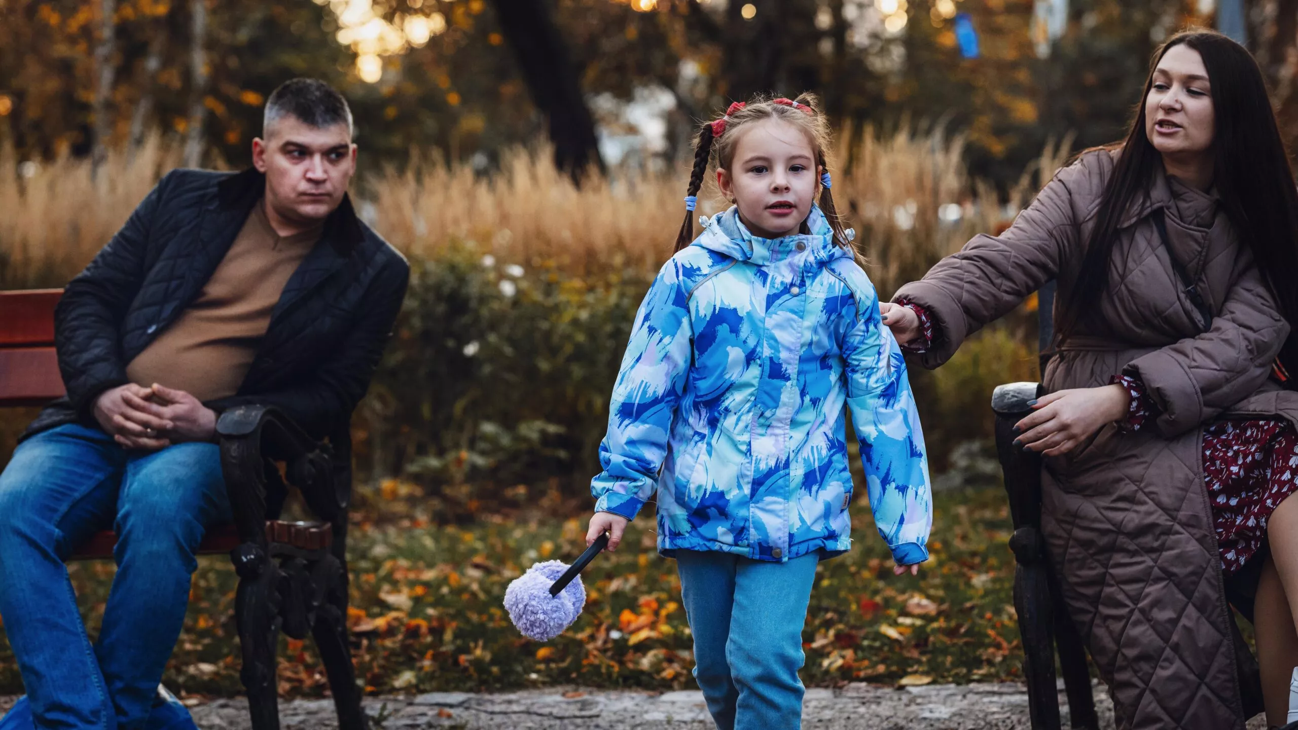 Sofia, 6, ja äiti ja isä Ukrainassa. Kiova on heidän kotikaupunkinsa.