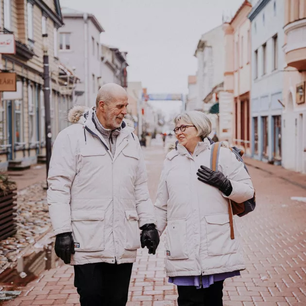 Eija ja Jarmo ihastelivat joka päivä Pärnun keskustan Rüütli-kävelykadun joulutunnelmaa.