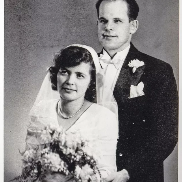 Eero avioitui Sirkkansa kanssa vuonna 1952. Pari tapasi Salpausselän kisoissa.