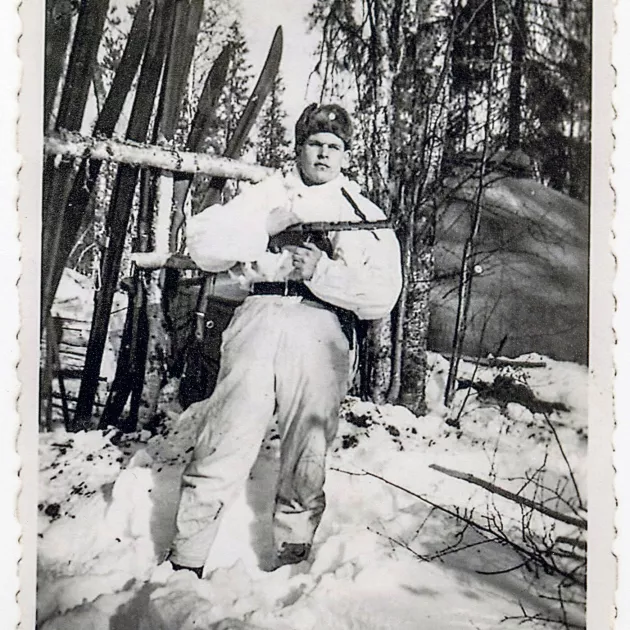 Eero kuvattiin rintamalla talvella 1941 Uhtuan suunnassa Suomi-konepistooli kädessään.