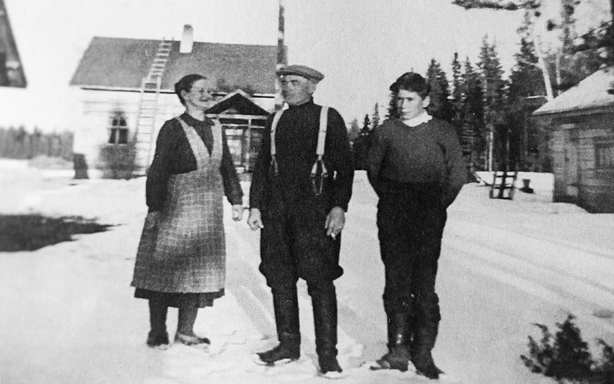 Pietarissa syntynyttä mummoaan Olga Bergiä Erkki kuvailee elämänsä tärkeimmäksi ihmiseksi. Mummo sekä ukki Enok Berg kasvattivat Erkin aikuiseksi Kummun evakkotilalla Kortesjärvellä. Aamiaispöydässä he usein muistelivat Karjalan paikkoja ja kalavesiä.