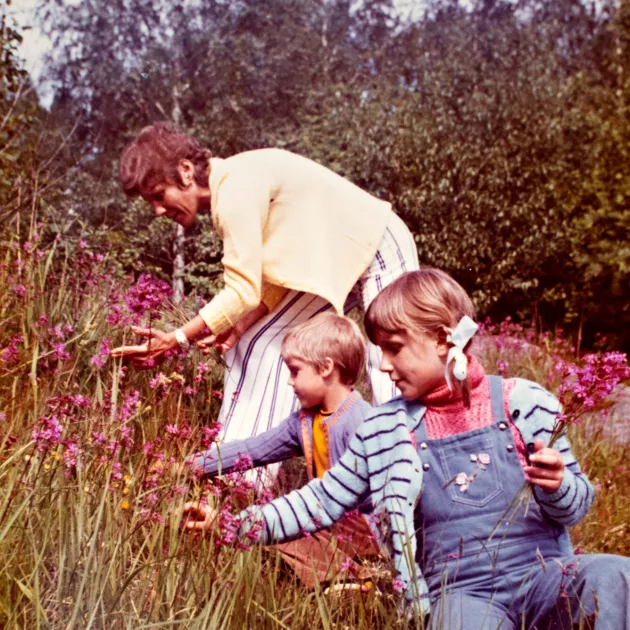 Jari ja Tuija Järvelä päätyivät äitinsä Sirpan patistamana kukkakedolle.