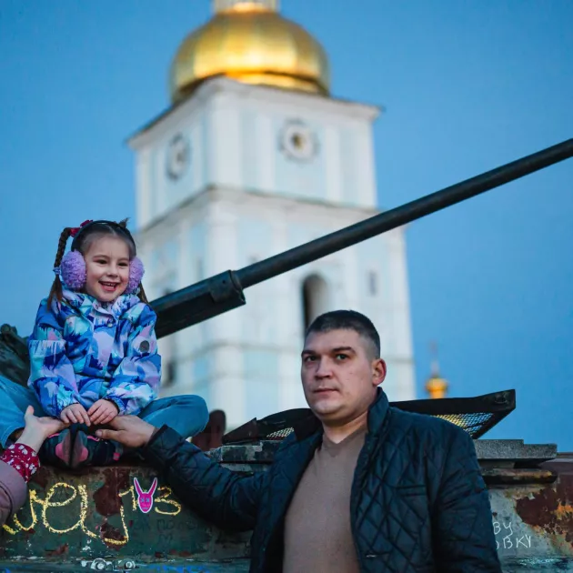 Sofia, 6, ja äiti ja isä Ukrainassa. Kiova on heidän kotikaupunkinsa.