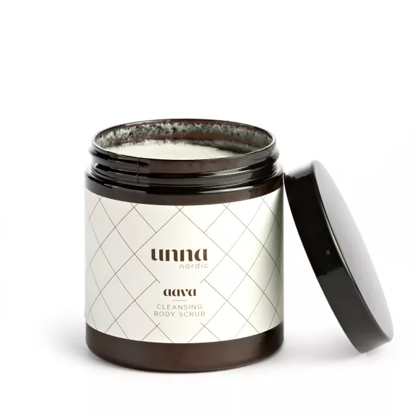Syväpuhdistava Unna Nordic Aava -sokerikuorinta vartalolle tuoksuu metsänraikkaalta. 250 ml 32 €.