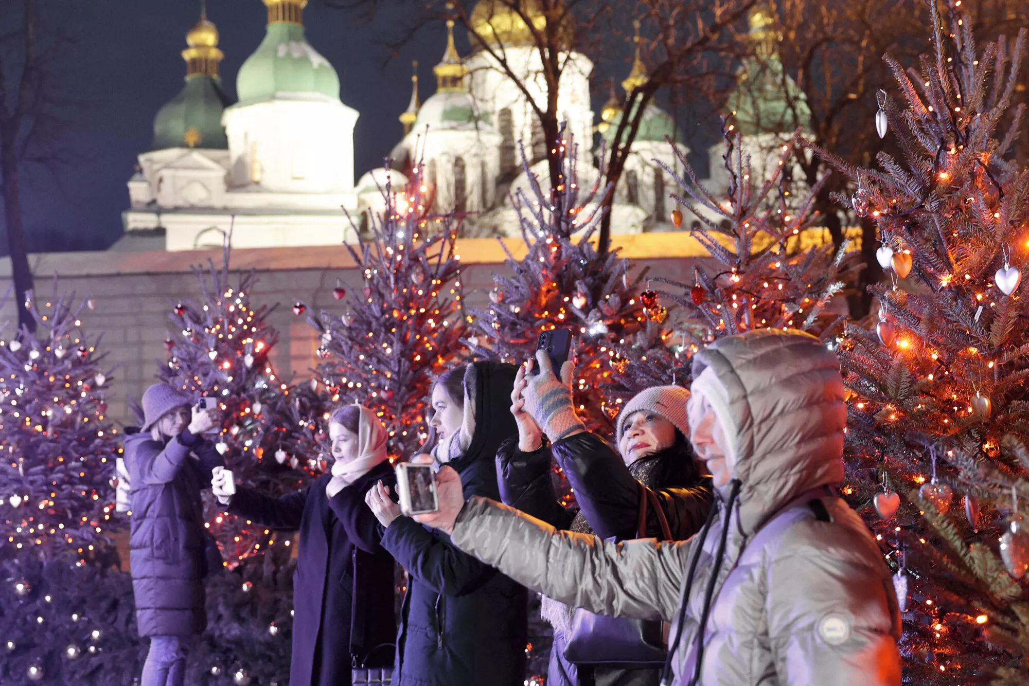 Joulukuusi pystytettiin Kiovassa Pyhän Sofian aukiolle uuden kalenterin mukaisesti 6. joulukuuta eli aiempia vuosia aikaisemmin. Kuusen teema on ”rohkeat sydämet”, ja se on omistettu Ukrainan puolustajille.