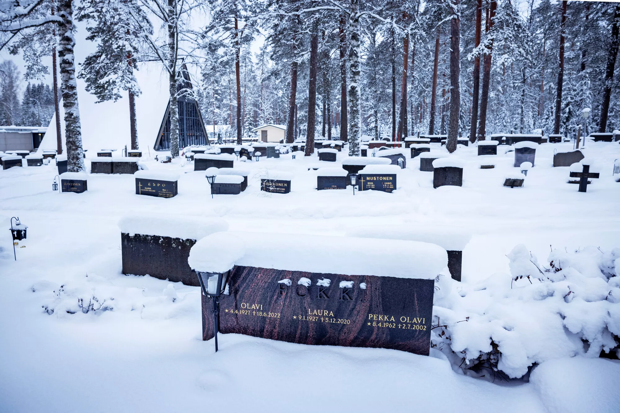 Koko Pokin perhe lepää Myllykosken Välikankaan hautausmaalla, jonne ensimmäisenä laskettiin 40-vuotiaana menehtynyt Pekka vuonna 2002.