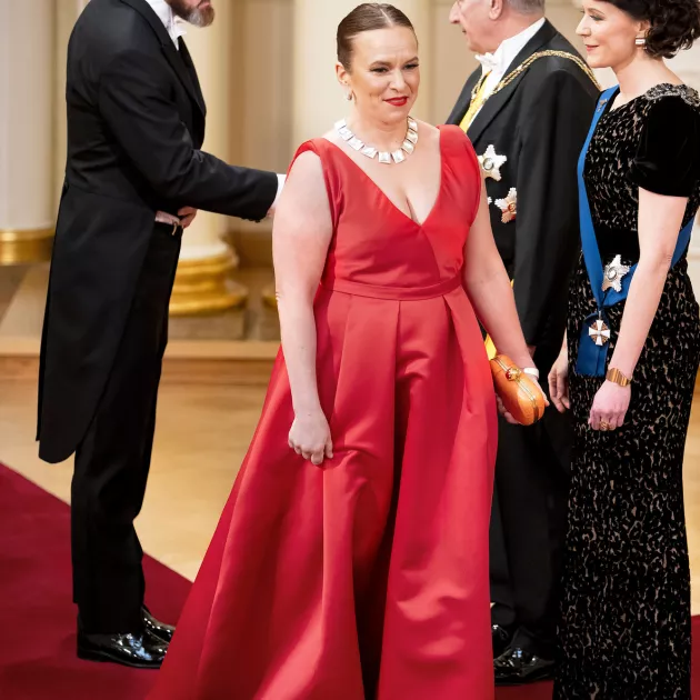 Dekkareillaan jättisuosioon noussut kirjailija Satu Rämö ja puoliso Björgvin Hilmarsson asuvat Islannissa. Rämön punainen puku oli Anne-Mari Pahkalan suunnittelema.