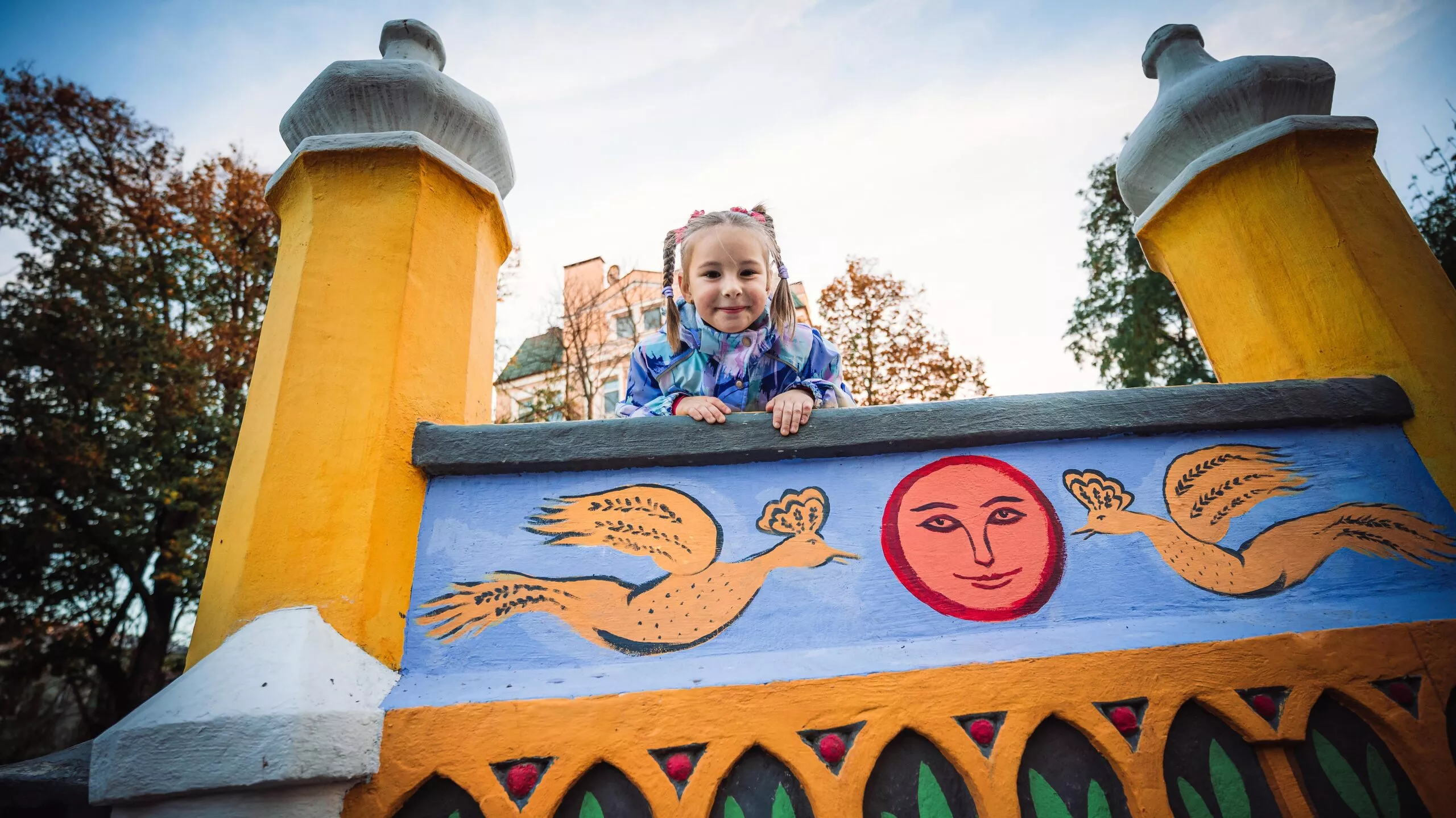 Kuusivuotias Sofia leikkipuistossa Ukrainassa. Kiova ei välty sodalta.