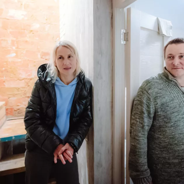 Pommi putosi ukrainalaisperheen keittiöön ja tuhosi kaiken – Vuoden rakennusurakan jälkeen tilalla seisoo pieni talo: "Tämä on meille suuri saavutus”
