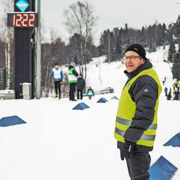 Urheilijaperheen vesana ja aktiivihiihtäjänä Juhani Nippola osallistuu mielellään myös vapaaehtoisena kilpailujen järjestelyihin.