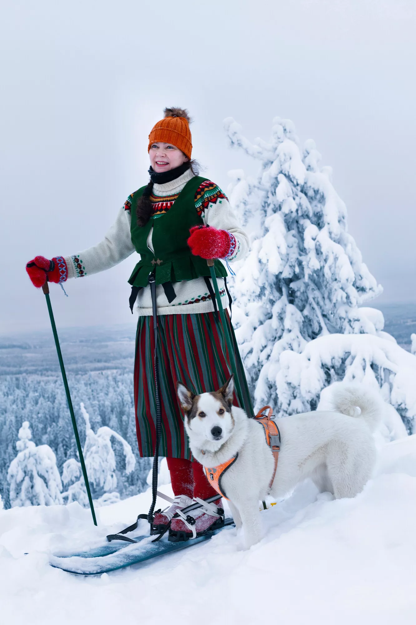 ”Minuun on iskenyt Koli-hulluus”, Johanna Arvion sanoo. Juhlapäivinä hän reippailee Lumi-koiran kanssa Tuunaa mun perinne -tyylillä: yhdistää Sortavalan kansallispuvun hameen äidin neulomaan villapaitaan ja pipoon.
