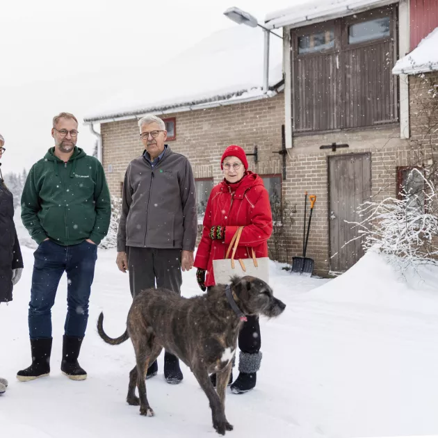 Riitta Koskinen, Jukka Lahtinen sekä Eero ja Seija Lahtinen asuvat kaikki omissa taloissaan tehtaan pihapiirissä. Bobi-koira on kanariandoggin ja irlanninsusikoiran risteytys.