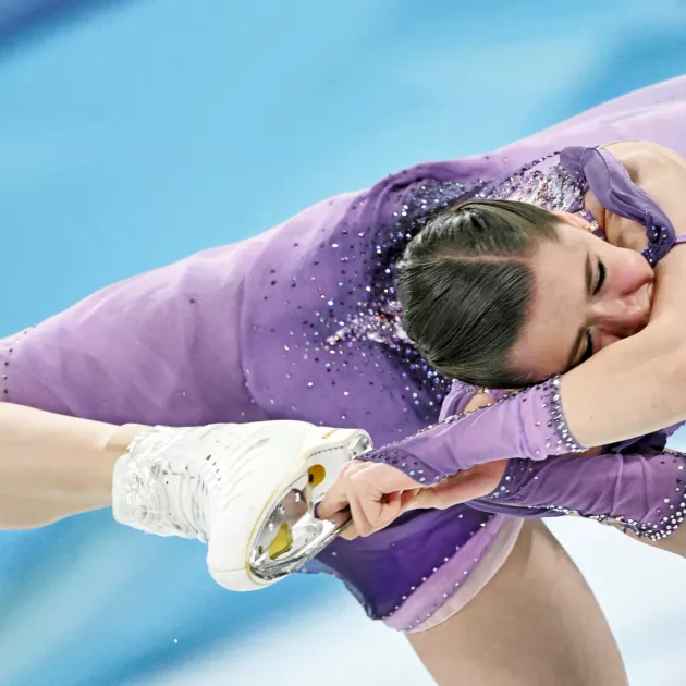 Venäjän Kamila Valijeva kilpailemassa taitoluistelun naisten yksinluistelun lyhytohjelmassa Pekingin 2022 talviolympialaisissa Capital Indoor stadionilla 15. helmikuuta vuonna 2022.