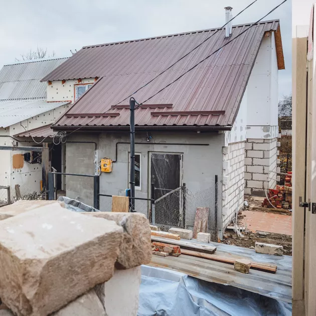 Ukrainalaisperhe rakensi uuden kodin, kun venäläisten pommi tuhosi edellisen kodin.