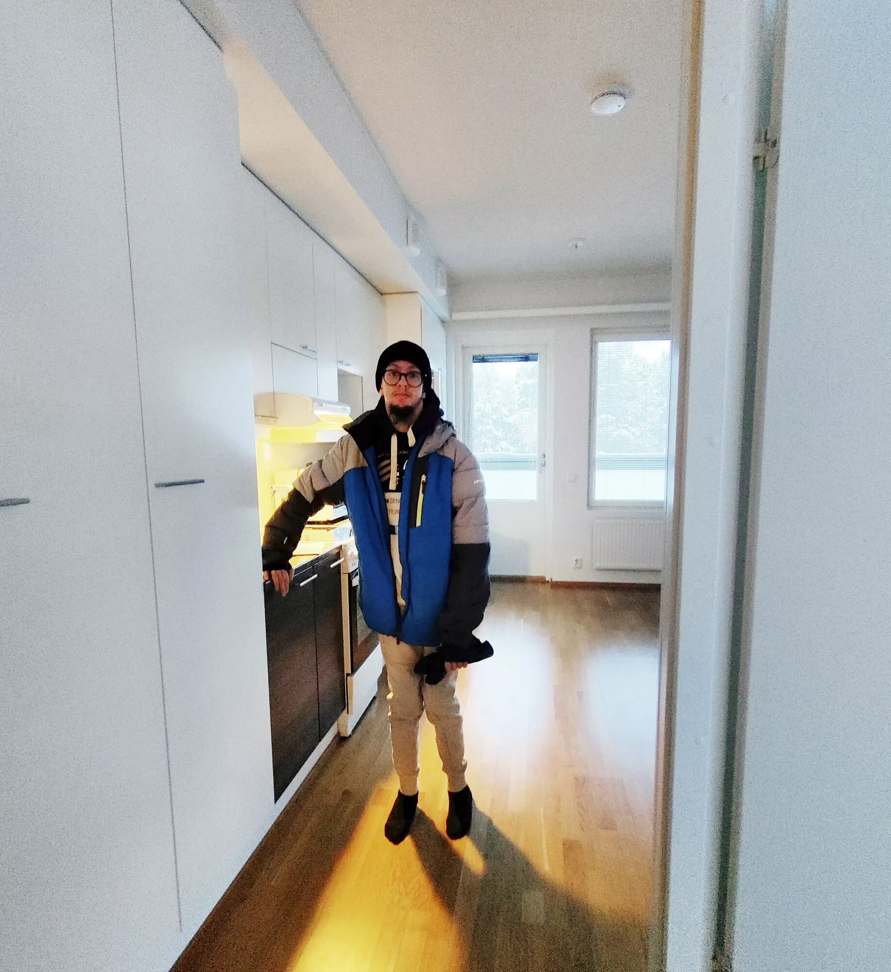 Paulus seisoo omassa kodissaan talvitakki päällään. Hän on juuri muuttanut sinne. 