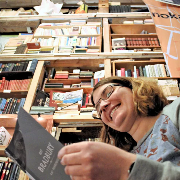 Paula Tomson työskentelee Fahrenheit 451 -kirjakaupassa vapaaehtoisena, koska rakastaa kirjoja.