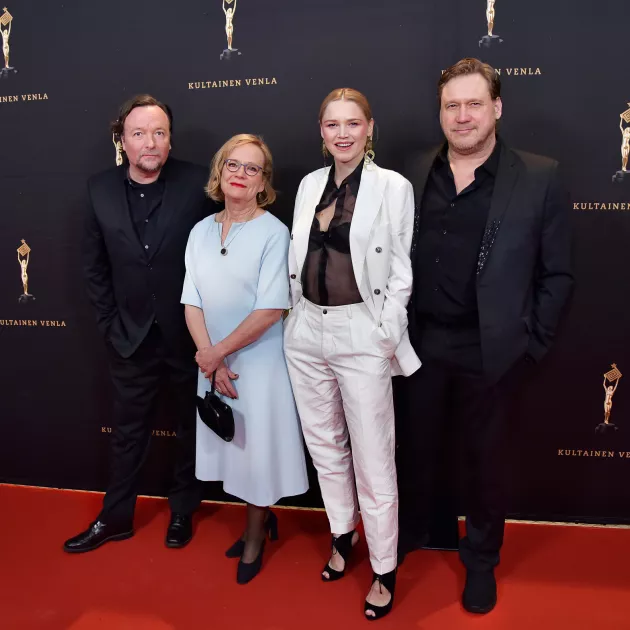 Poromafia-sarjan näyttelijät Paavo Westerberg, Kaija Pakarinen, Anna-Maija Tuokko ja Samuli Edelmann juhlivat Venla-pystiä vuoden draamasarjasta. Sarja sai Venlan myös parhaasta ohjauksesta.