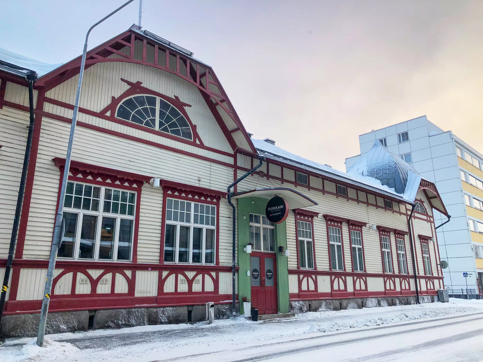 Kuopiossa kuulee tarinoita kansanliikkeiden suojelemista taloista. 1870-luvulla rakennettu Seurahuone oli 1970- ja 80-luvuilla Savon kuumin keikkapaikka Renkku, nykyään suojeltu osa Hotelli Puijonsarvea.