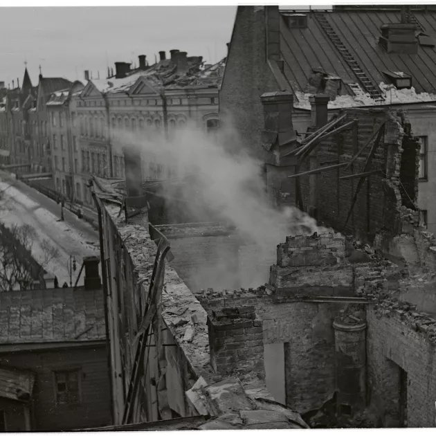 Helsingin pommitukset helmikuussa 1944. Neuvostoliitto pudotti Helsinkiin 16 490 pommia, varsinaiselle kaupunkialueelle osui vain noin 670 pommia.