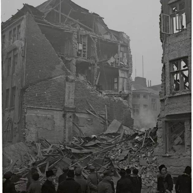 Helmikuun 7. päivänä 1944 helsinkiläiset kävivät tarkastelemassa muun muassa Kaisaniemen- ja Vuorikadun kulmarakennusten tuhoa.