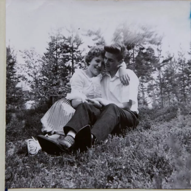 Kun Aila ja Olavi menivät vuonna 1963 kihloihin, he eivät ehkä aavistaneet, että heidän rakkaudestaan tulee lujaa kuin timantti. Kuudenkymmenen vuoden aikana he ovat hitsautuneet lujasti yhteen.